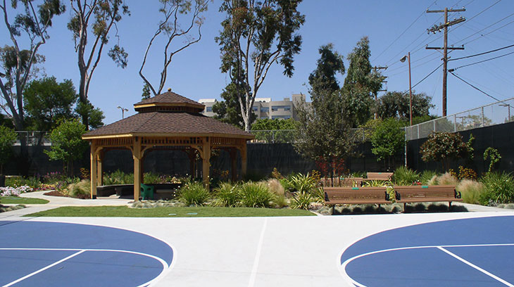Outdoor basketball court and garden at Sharp Mesa Vista Hospital